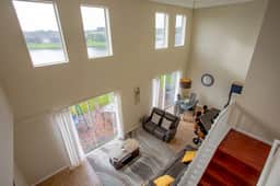 Cheerful 5 bed - 4 bath  Spacious Home