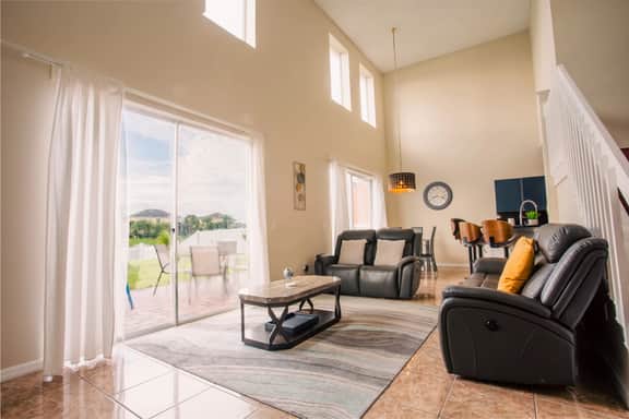 Cheerful 5 bed - 4 bath  Spacious Home