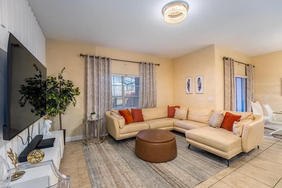 4 Bedroom House With Lake Views - Image 1