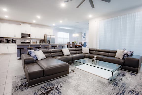 Mansion Style Solara House - 6 Bedrooms - Image 1
