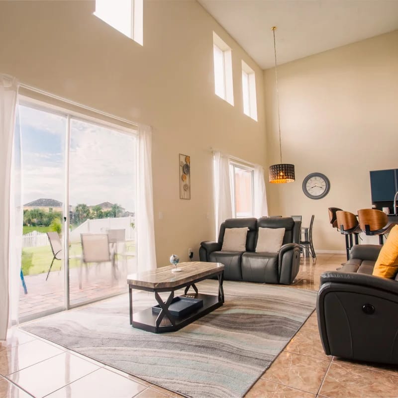 Cheerful 5 bed - 4 bath  Spacious Home